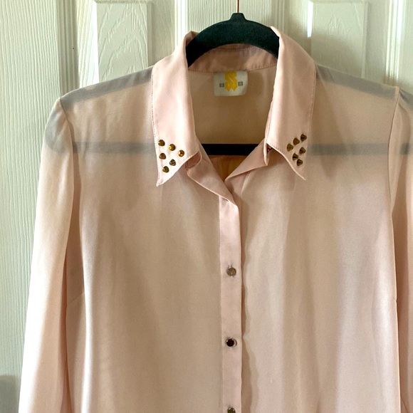 Beautiful Sis Sis/ brand sheer light Pink Blouse w/stud detailing on Collar. ND - Picture 3 of 13